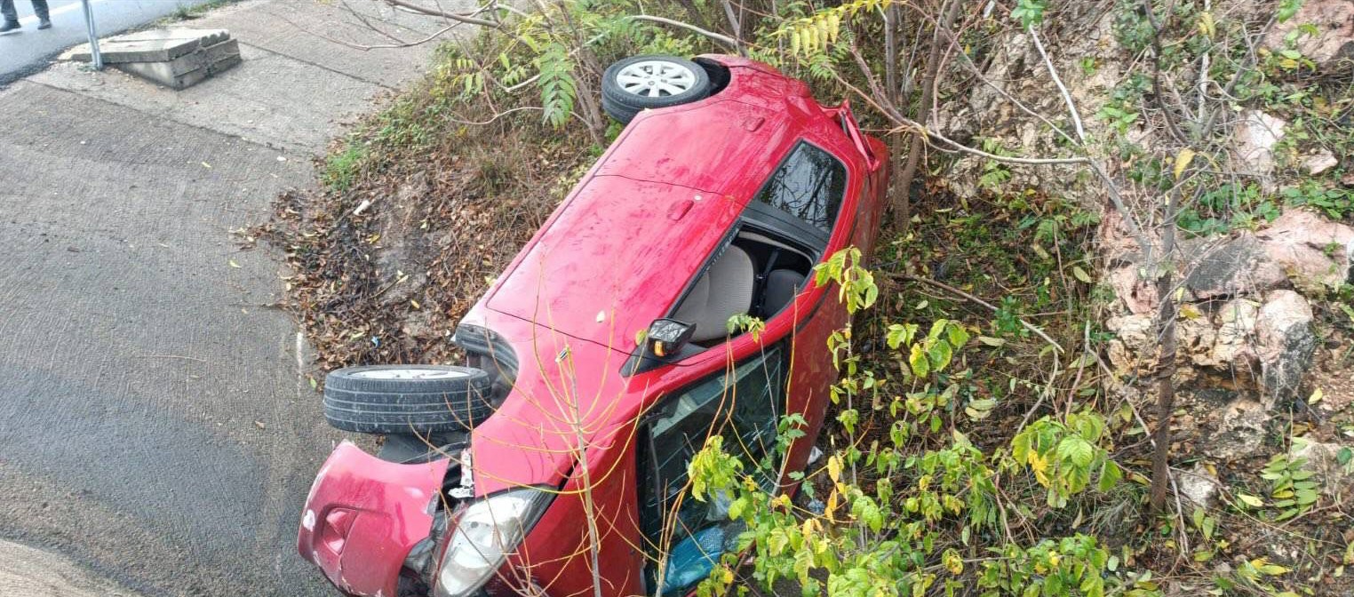 Bilecik’te takla atan otomobil yan yattı: 3 yaralı