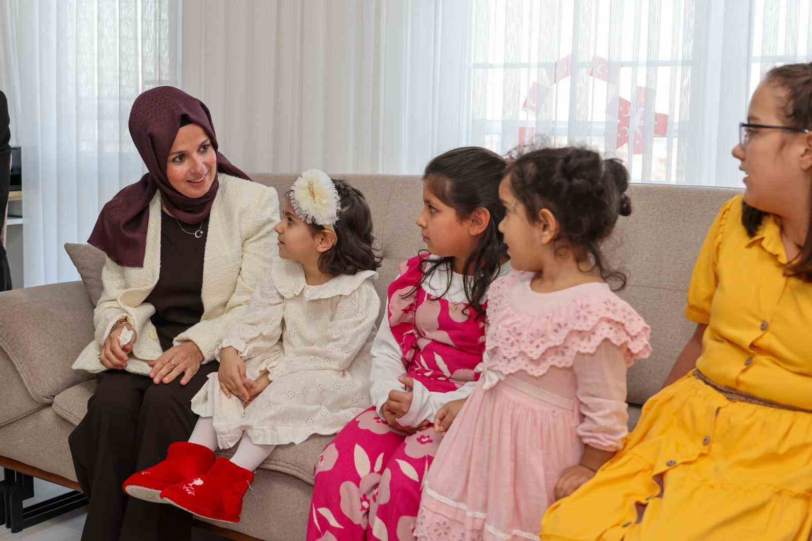 Zeynep Sözer, Çocuk Evini ziyaret etti