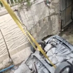 Arnavutköy’de sürücüsünün kontrolünü kaybettiği otomobil su kanalına uçtu
