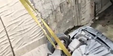 Arnavutköy’de sürücüsünün kontrolünü kaybettiği otomobil su kanalına uçtu