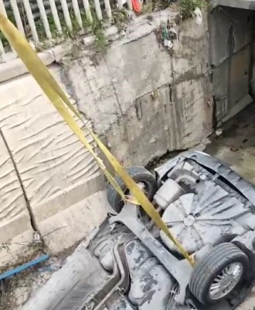 Arnavutköy’de sürücüsünün kontrolünü kaybettiği otomobil su kanalına uçtu