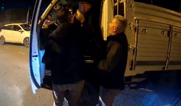 Arnavutköy’de trafikte sinir krizi: "Canım sıkkın" deyip motosiklet sürücüsüne saldırdı