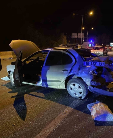 Bursa’da feci kaza: Bariyere çarpıp takla attı, 2 yaralı