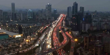 İstanbul Anadolu yakasında oluşan trafik yoğunluğu havadan görüntülendi