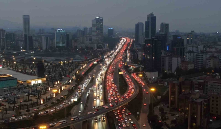 İstanbul Anadolu yakasında oluşan trafik yoğunluğu havadan görüntülendi
