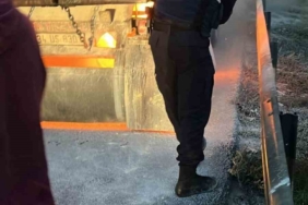 TEM Otoyolu’nda alev alan hafriyat kamyonunu jandarma ve itfaiye söndürdü