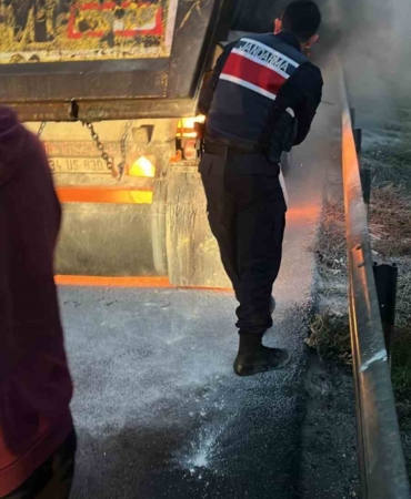 TEM Otoyolu’nda alev alan hafriyat kamyonunu jandarma ve itfaiye söndürdü