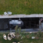 Otoparktan çıkan kadın sürücü araçlara çarparak boşluğa düştü