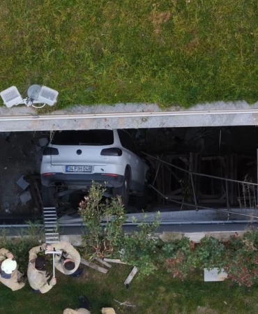 Otoparktan çıkan kadın sürücü araçlara çarparak boşluğa düştü
