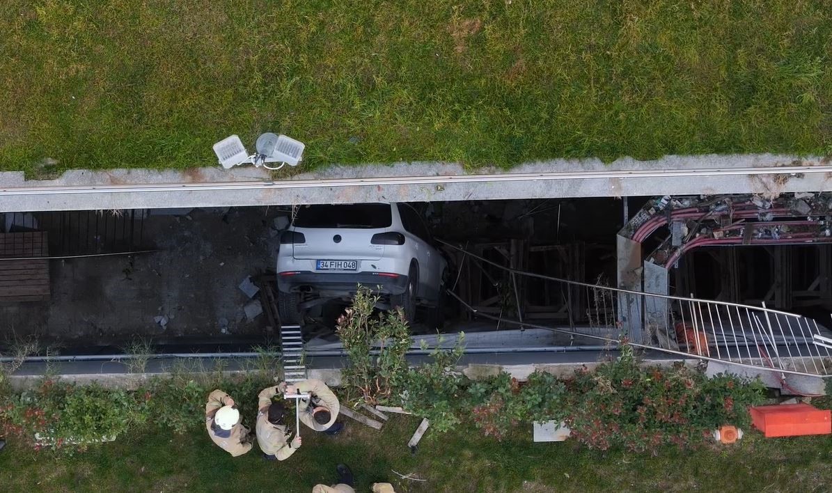 Otoparktan çıkan kadın sürücü araçlara çarparak boşluğa düştü