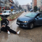 Bursa’da otomobille çarpışan motosiklet sürücüsü yaralandı