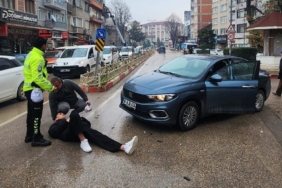 Bursa’da otomobille çarpışan motosiklet sürücüsü yaralandı