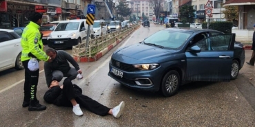 Bursa’da otomobille çarpışan motosiklet sürücüsü yaralandı