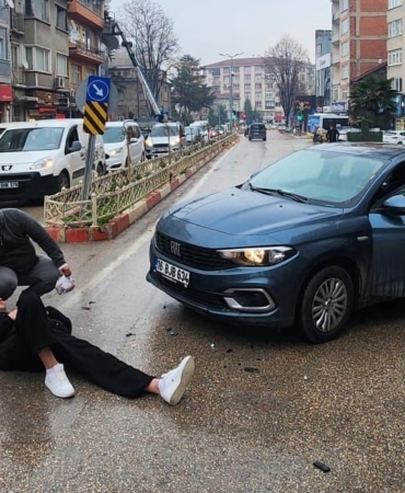Bursa’da otomobille çarpışan motosiklet sürücüsü yaralandı