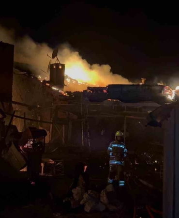 Kafede çıkan yangın işletmeyi küle çevirdi