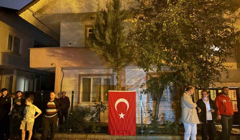 Sakaryalı şehidin baba ocağına Türk bayrağı asıldı