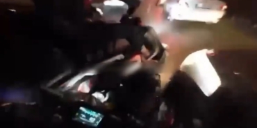 Araçların arasından hızla giden motosikletliye arkasından gelen motosikletli böyle çarptı