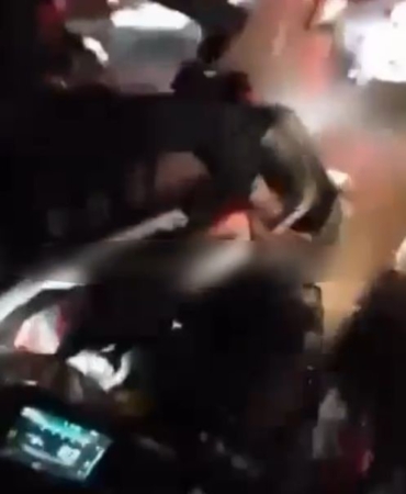 Araçların arasından hızla giden motosikletliye arkasından gelen motosikletli böyle çarptı