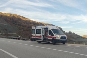 Elektrik direğine çarpan aracın sürücüsü yaralandı