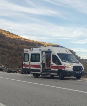 Elektrik direğine çarpan aracın sürücüsü yaralandı