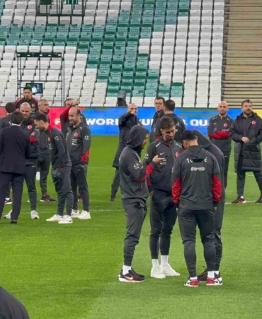 Vincenzo Montella: "Birinci torbadan katılmayı garantilememiz için yarınki maç önemli"