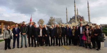 Edirne’de Ticaret Lisesi mezunları Selimiye’nin gölgesinde buluştu