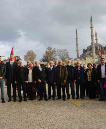 Edirne’de Ticaret Lisesi mezunları Selimiye’nin gölgesinde buluştu
