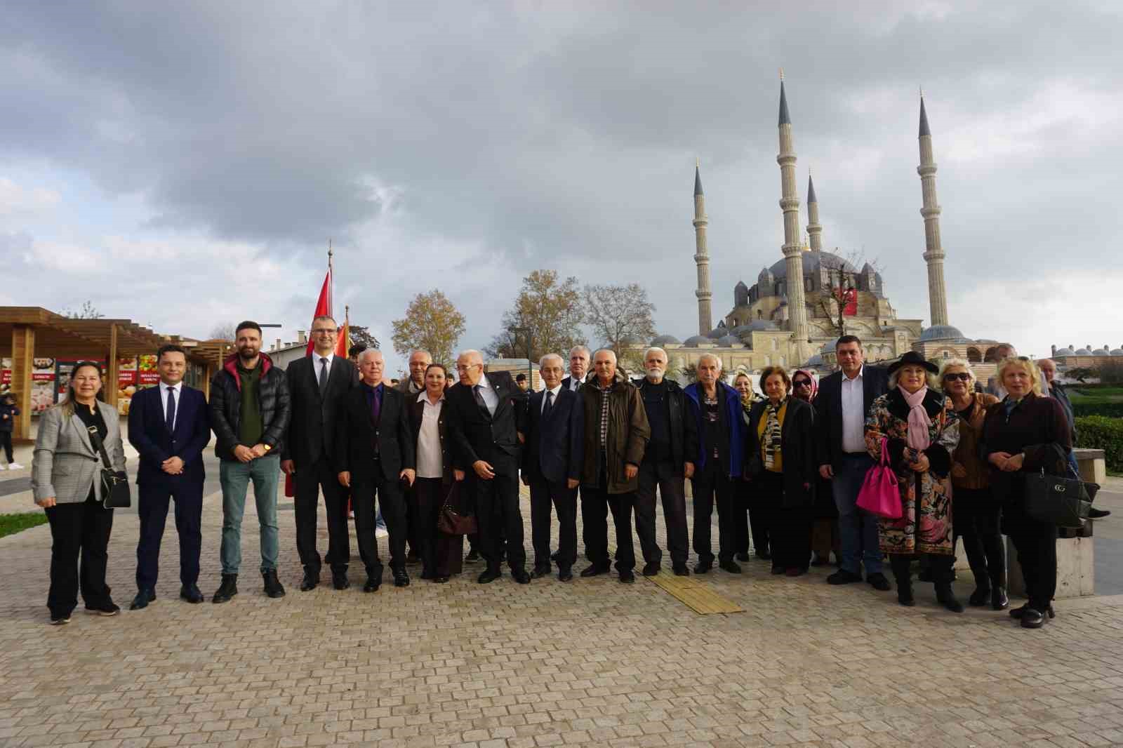 Edirne’de Ticaret Lisesi mezunları Selimiye’nin gölgesinde buluştu