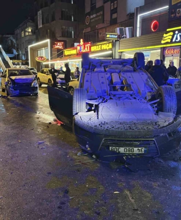 Küçükçekmece’de E5 yan yolda zincirleme kaza: 3 yaralı