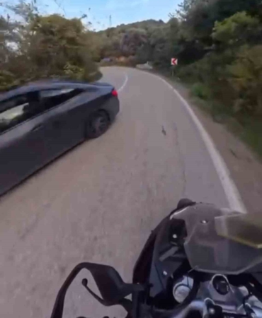 Motosikletlinin saniyelerle ölümden kurtulduğu anlar kameraya yansıdı