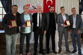 Edremit’te Bakkallar Odası, 20 yılını tamamlayan esnafları plaketle ödüllendirdi