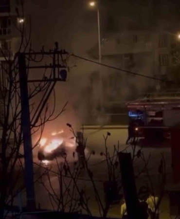 Hafif ticari araç yanarak kül oldu