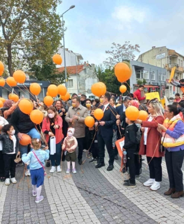Ezine’de Lösemili Çocuklar Haftası yürüyüşü