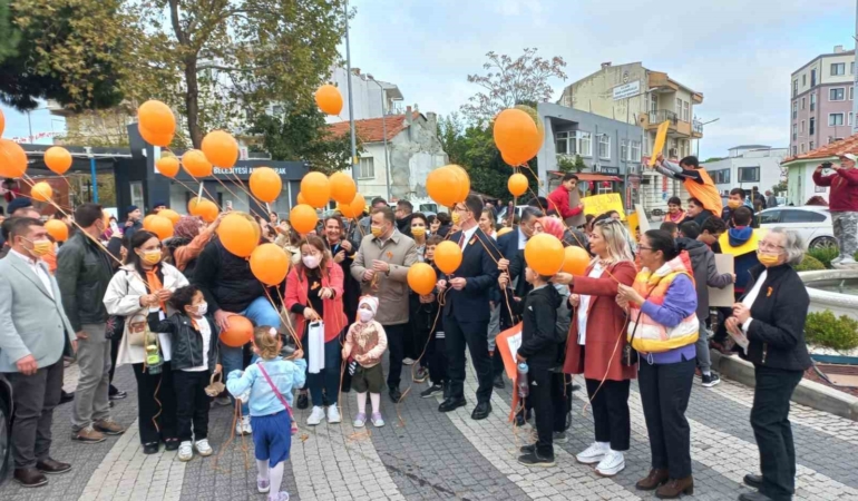 Ezine’de Lösemili Çocuklar Haftası yürüyüşü