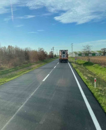 Kırklareli’nde köy yolları sıcak asfaltla yenileniyor
