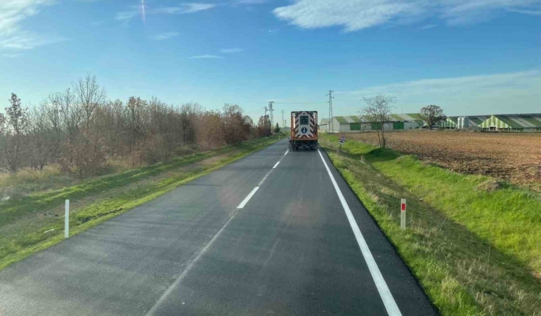 Kırklareli’nde köy yolları sıcak asfaltla yenileniyor