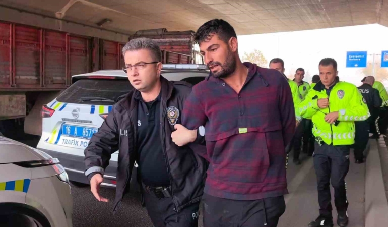 Uzun namlulu silahla cinayet işleyen zanlı, trafik polislerinin nefes kesen takibiyle yakalandı