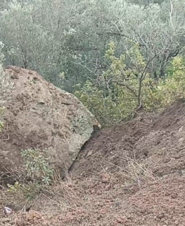 Ayvacık’ta düşen kaya parçası toprak kaymasına sebep oldu