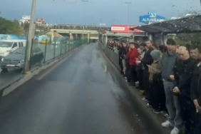 Altunizade’deki metrobüs kuyruğunda yolcular yağmur altında ıslandı