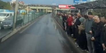 Altunizade’deki metrobüs kuyruğunda yolcular yağmur altında ıslandı