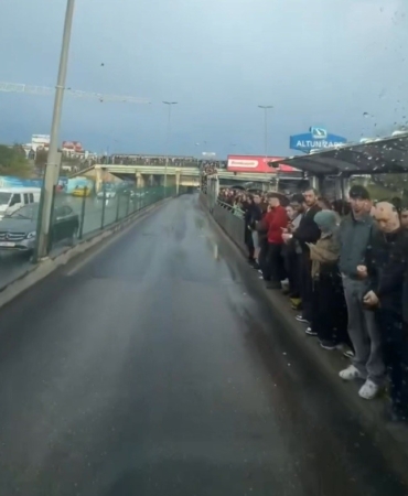 Altunizade’deki metrobüs kuyruğunda yolcular yağmur altında ıslandı