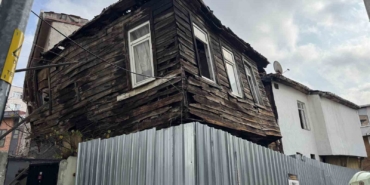 Beyoğlu’nda ahşap binada kısmi çökme: 2 bina tahliye edildi