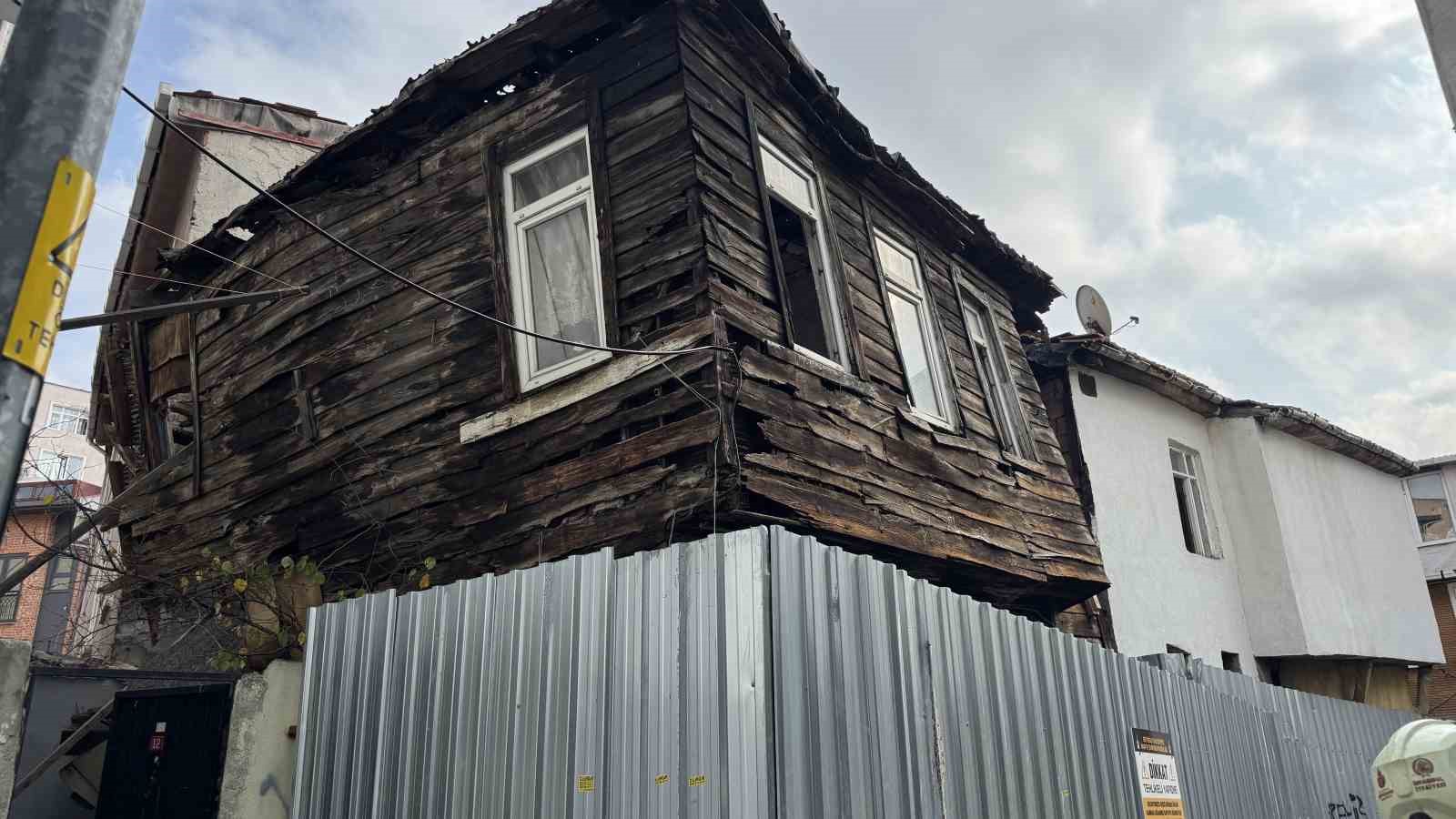 Beyoğlu’nda ahşap binada kısmi çökme: 2 bina tahliye edildi