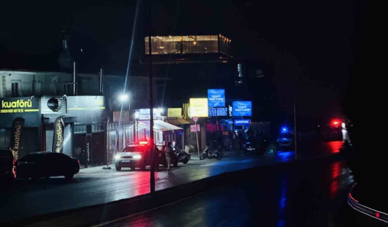 Tekel bayisine ateş açıldı, yan işletmedeki garson vuruldu