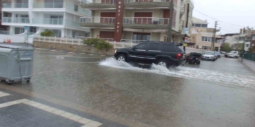 Burhaniye’de sağanak yağış yolları göle çevirdi, bazı evlerin bodrumlarını su bastı