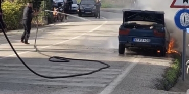 Eceabat’ta seyir halindeki otomobil yanarak kullanılamaz hale geldi