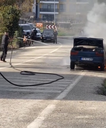 Eceabat’ta seyir halindeki otomobil yanarak kullanılamaz hale geldi