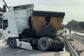 Arnavutköy’de iki kamyon çarpıştı: Sürücü araç içinde sıkıştı