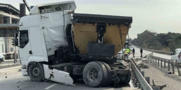 Arnavutköy’de iki kamyon çarpıştı: Sürücü araç içinde sıkıştı
