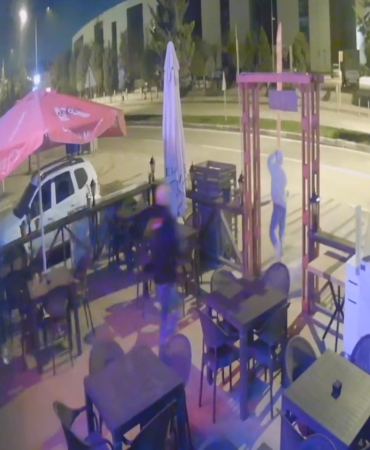 İşyerine defalarca giren hırsızı sopayla kovaladı: o anlar kamerada